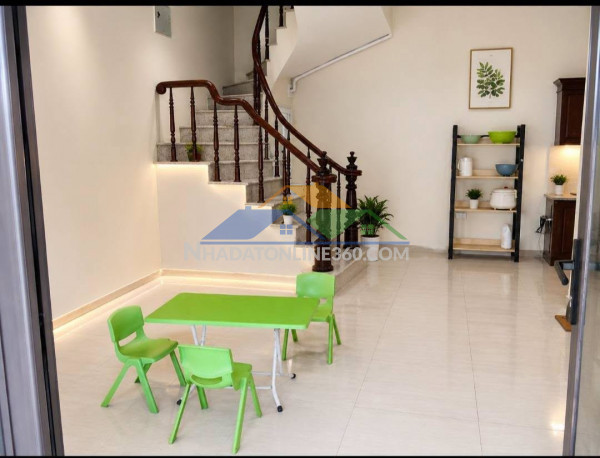 Tìm khách cho mbkd,tầng 1, 40m2, mt6m, lạc long quân, vỉa hè, gần phố, ô tô tránh.