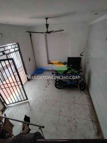 Phố trạm 6 tỷ 30m gần phố gần ô tô,sổ đỏ long bên