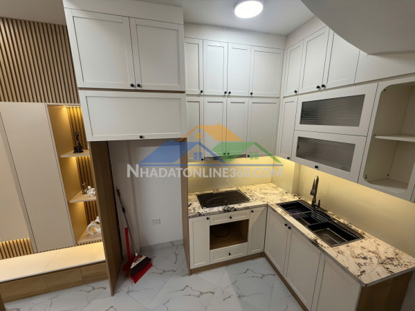 Cho thuê nhà nguyên căn nguyễn văn cừ- 40m 6 tầng thang máy -full nội thất 13tr/tháng
