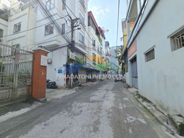 Thạch bàn 7.5 tỷ lô góc,ô tô đỗ cửa,sổ đỏ long biên