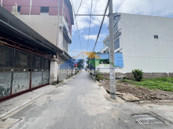 Chi phí du học tăng cao, chị gái em muốn bán mảnh 70m ở đường dương đức hiền gần chợ keo, hơn 4 tỷ xíu.