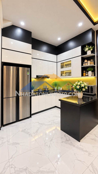 Bán nhà lý nam đế, 130m2, 4 tầng, mặt tiền 6.1m, 68 tỷ, ngõ ô tô vào nhà, kinh doanh