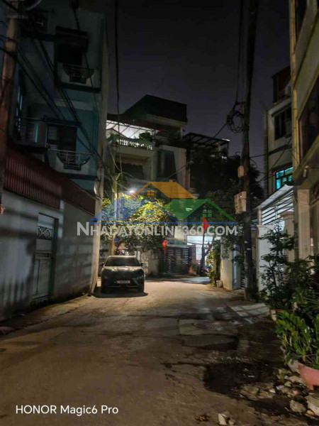 Nhà 9 tỷ 46m ô tô đỗ cửa,thạch bàn long biên,sổ đỏ đầy đủ