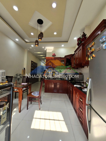 Giáp bình thạnh -  dương quảng hàm - 70m² - 3 tầng - hẻm xe hơi...