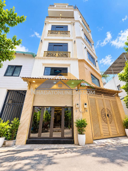 Chỉ 8.2 tỷ nhà mới 5 tầng dts 200m² hxh thông gần aeon mall
