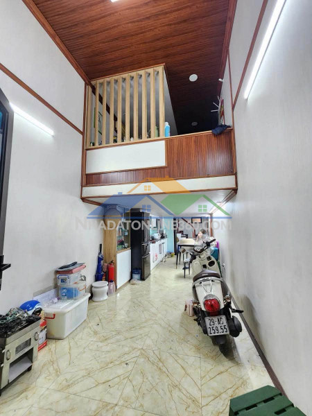 Bán nhà lê văn hưu, 40m2, 4 tầng, 18.5 tỉ, 3m ra phố, ngõ rộng xe máy quay đầu