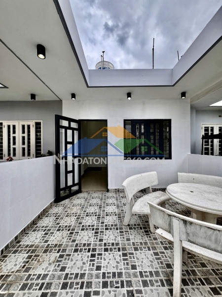 Gần cv làng hoa - 61m² - 4 tầng - hẻm xe hơi - quang trung