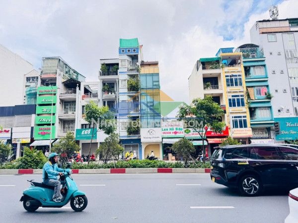 Quận 1: bán nhà 4 tầng căn góc 2 mặt tiền trần hưng đạo- sẵn hdt hớn 1 tỷ/năm- dt 80m2 ngang 4,2m*19m vuông đẹp- giá trị thương hiệu- 0938676685 giang giang