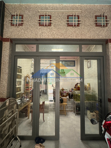 Cần bán nhanh căn nhà 84,4m2 trục chính sau lưng đền thờ phạm hùng, xã long phước, long hồ,  vĩnh long