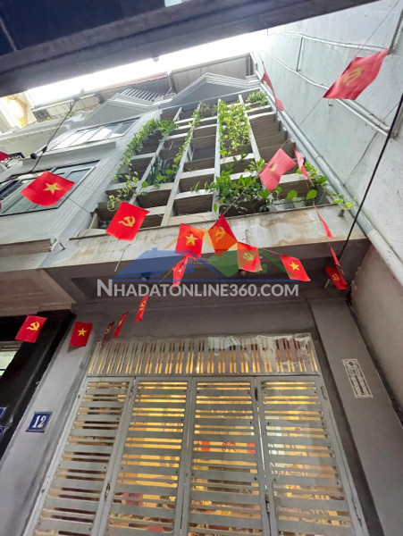 Bán nhà bằng liệt 40m; 4 tầng; ba gác đỗ cổng; 50m ra ngõ ô tô tránh; giá 8,x tỷ. gần đình bằng a