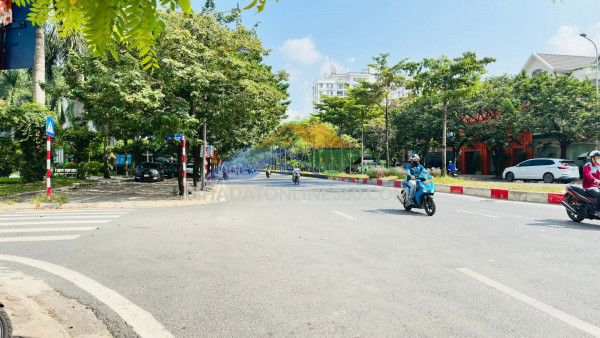 Bán nhà việt hưng, 5 tầng, thang máy, mt 6m, vỉa hè, ôtô tránh, hàng xóm vinhomes riverside