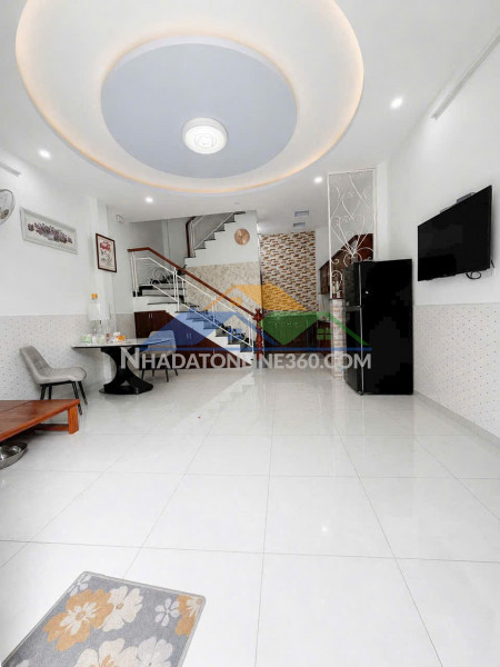 Nhà ngang khủng cách mt phạm thế hiển 50m p4q8 p.chánh hưng