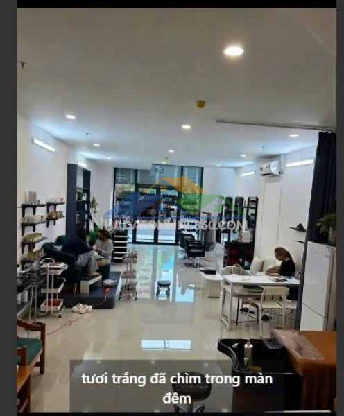 Cho thuê nào căn hộ view cafe đường tàu - trung tâm hoàn kiếm tọa lạc ngay phố phùng hưng sầm uất, tầng 3 thoáng mát